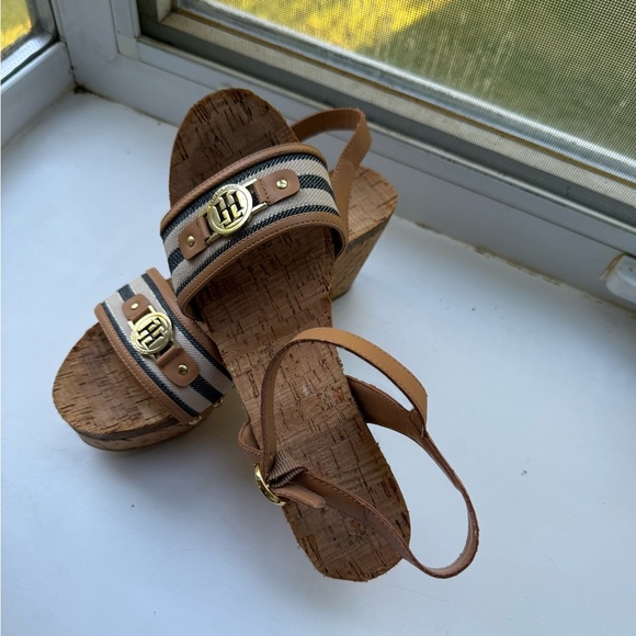 Tommy Hilfiger Women’s Hottie Cork Logo Gold Hardware Open Toe Wedges Size 8M - Picture 7 of 8